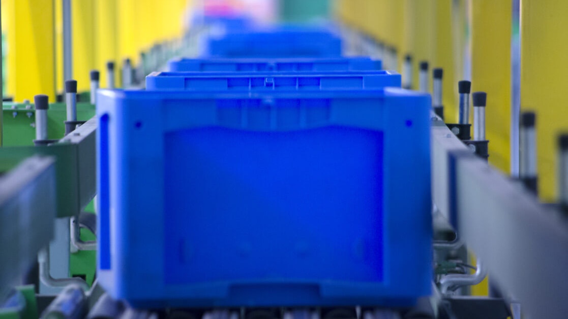 BITO Behälter auf einer Fördertechnik