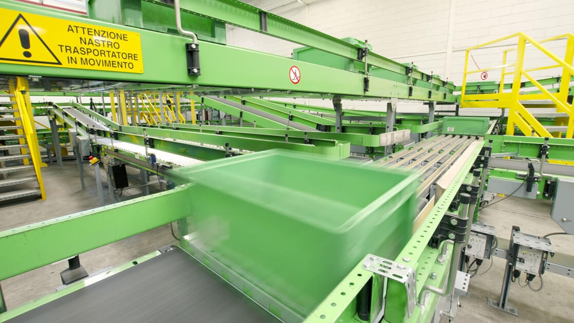 BITO Behälter auf einer Fördertechnik