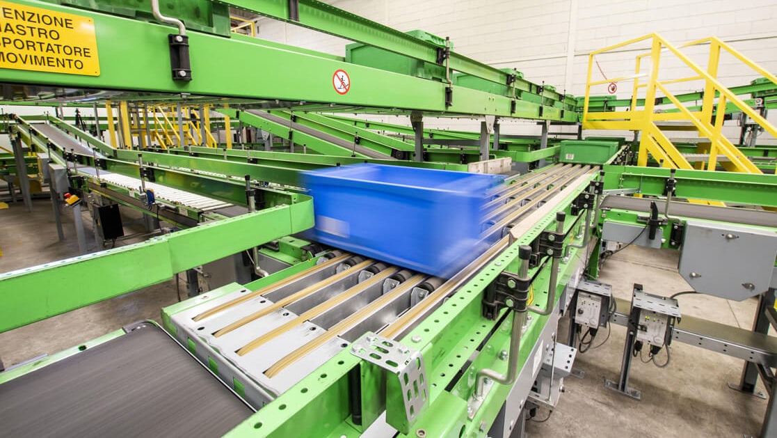 BITO Behälter auf einer Fördertechnik