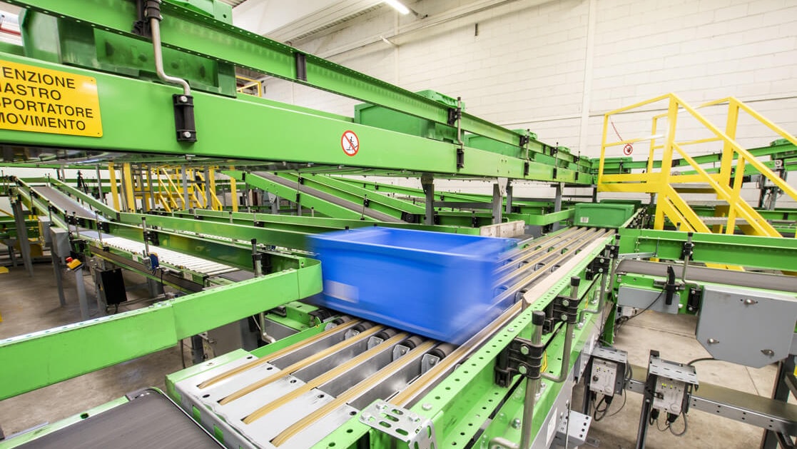 BITO Behälter auf einer Fördertechnik