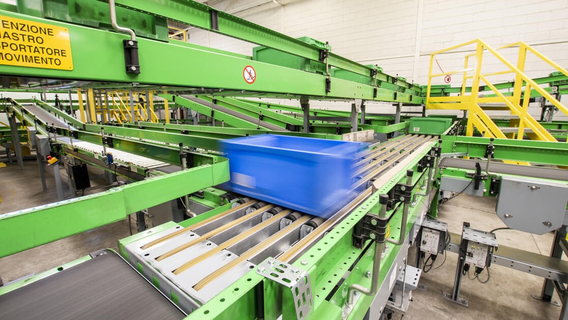 BITO Behälter auf einer Fördertechnik