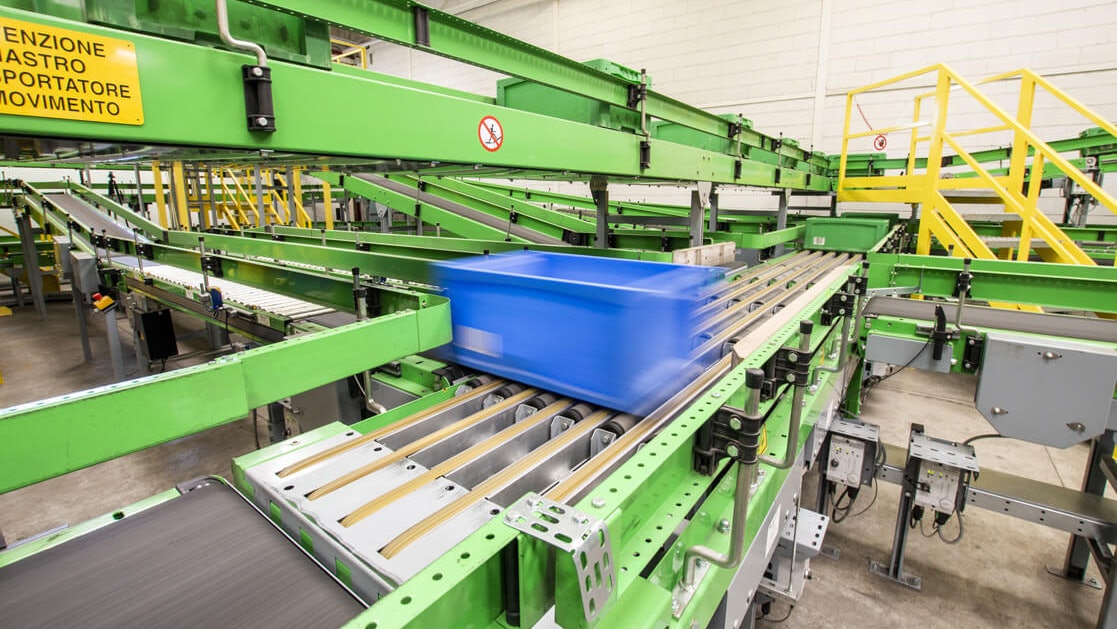 BITO Behälter auf einer Fördertechnik