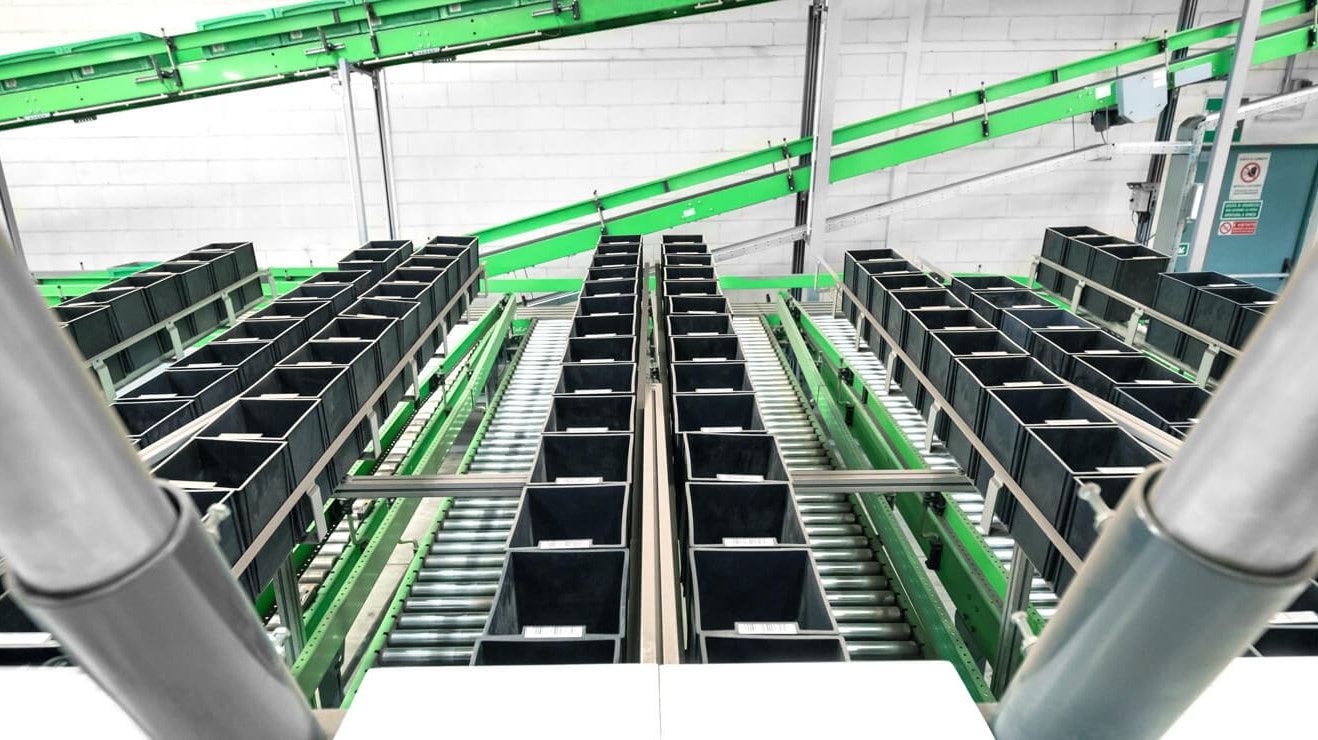 BITO Behälter auf einer Fördertechnik