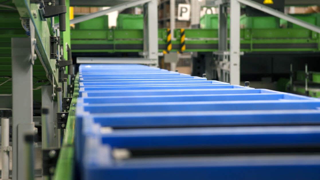 BITO Behälter auf einer Fördertechnik