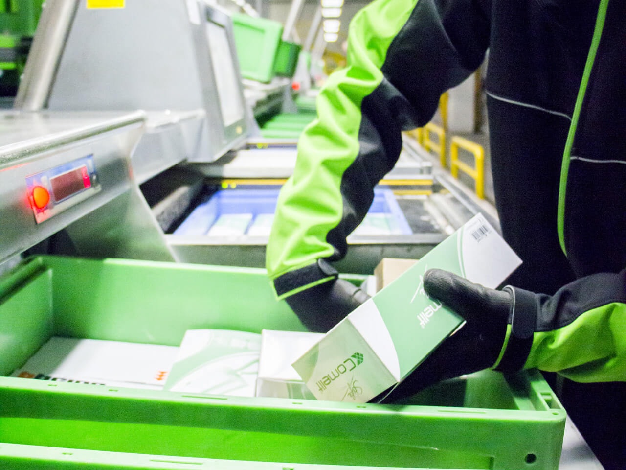 Ein Mitarbeiter beim befüllen eines BITO Behälters