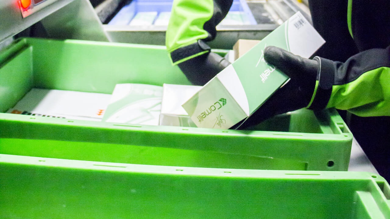 Ein Mitarbeiter beim befüllen eines BITO Behälters