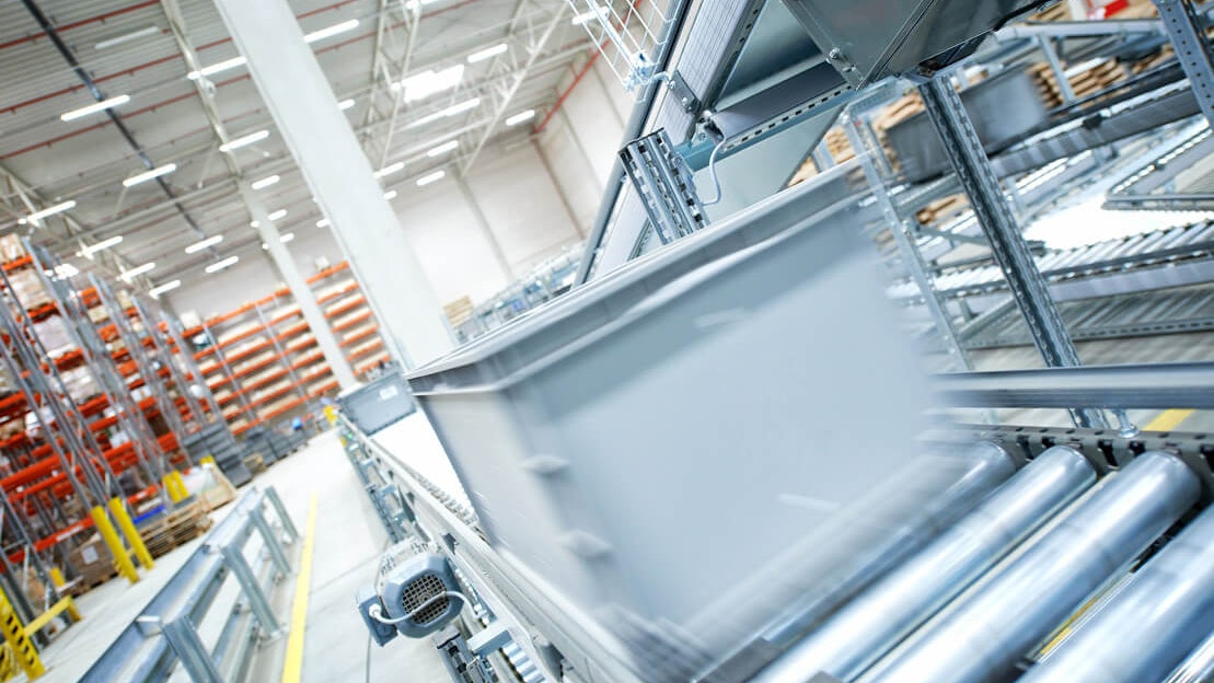 BITO Behälter auf einer Fördertechnik