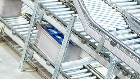 BITO Behälter auf einer Fördertechnik