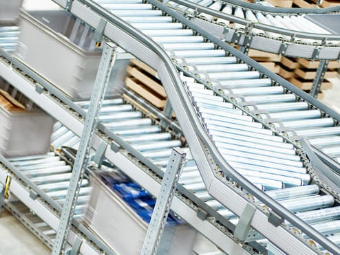 BITO Behälter auf einer Fördertechnik