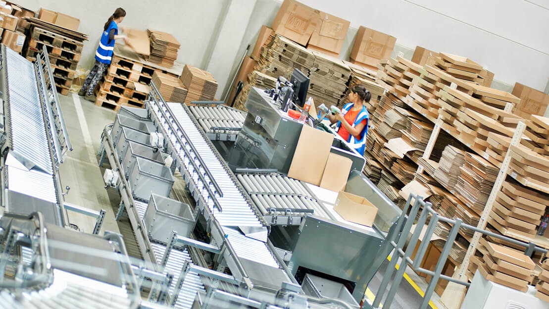 BITO Behälter auf einer Fördertechnik