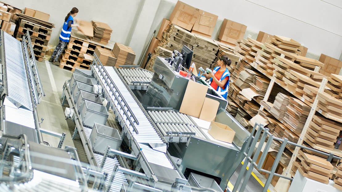 BITO Behälter auf einer Fördertechnik