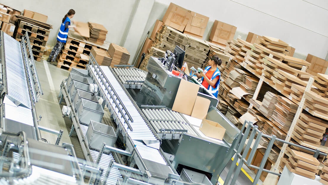 BITO Behälter auf einer Fördertechnik