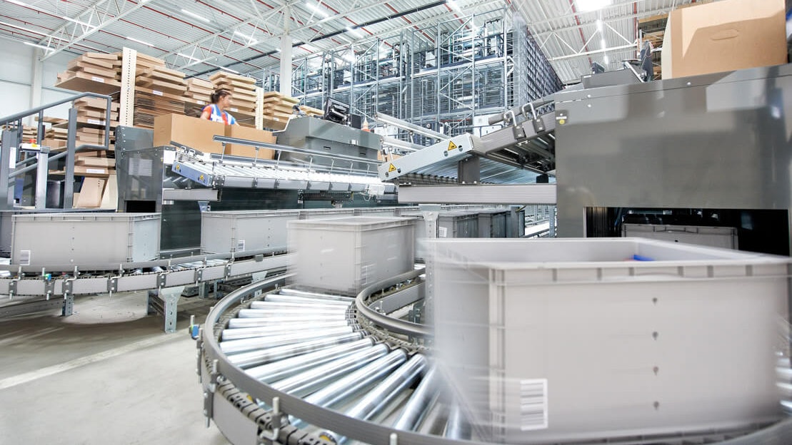 BITO Behälter auf einer Fördertechnik