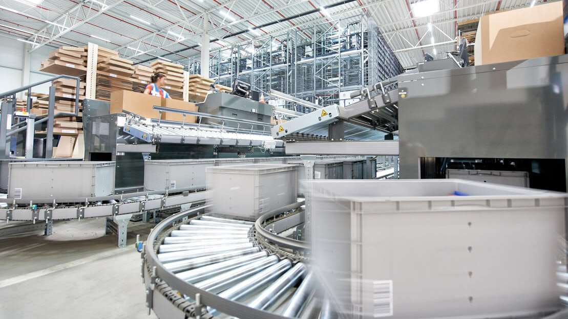 BITO Behälter auf einer Fördertechnik