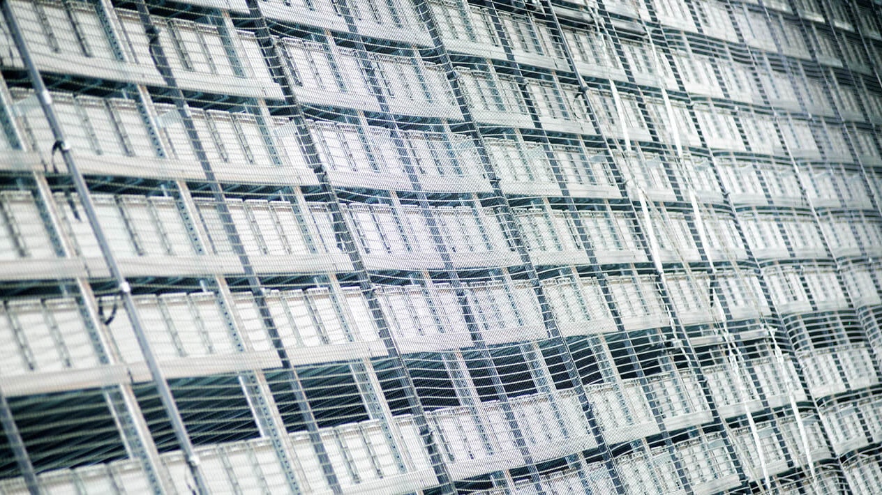 Automatisiertes Lager mit BITO Regal und BITO Behältern. Gesichert durch ein Sicherheitsnetz