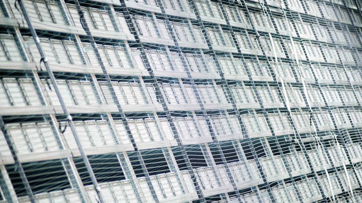 Automatisiertes Lager mit BITO Regal und BITO Behältern. Gesichert durch ein Sicherheitsnetz