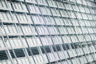 Automatisiertes Lager mit BITO Regal und BITO Behältern. Gesichert durch ein Sicherheitsnetz