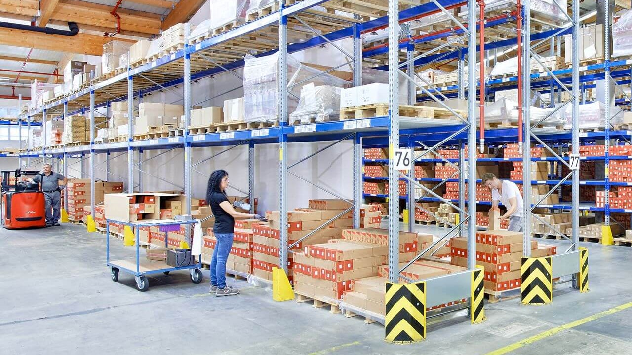 Mehrere Mitarbeiter in einem Palettenregal