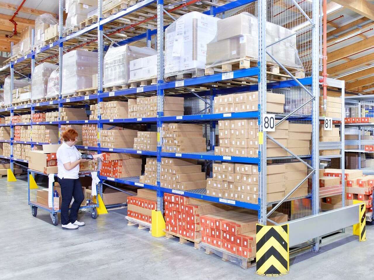 Eine Mitarbeiterin in einem Palettenlager