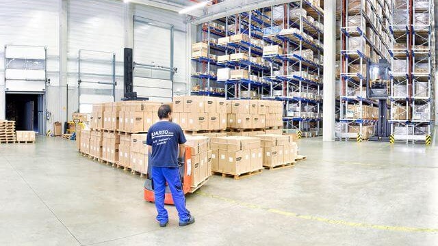 Ein Mitarbeiter in einem Palettenlager