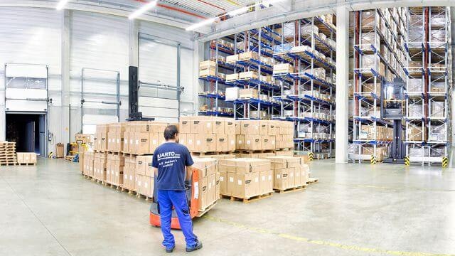 Ein Mitarbeiter in einem Palettenlager