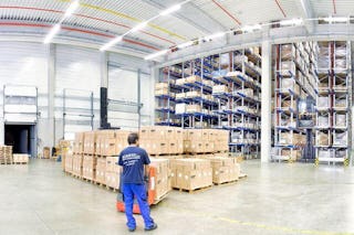 Ein Mitarbeiter in einem Palettenlager