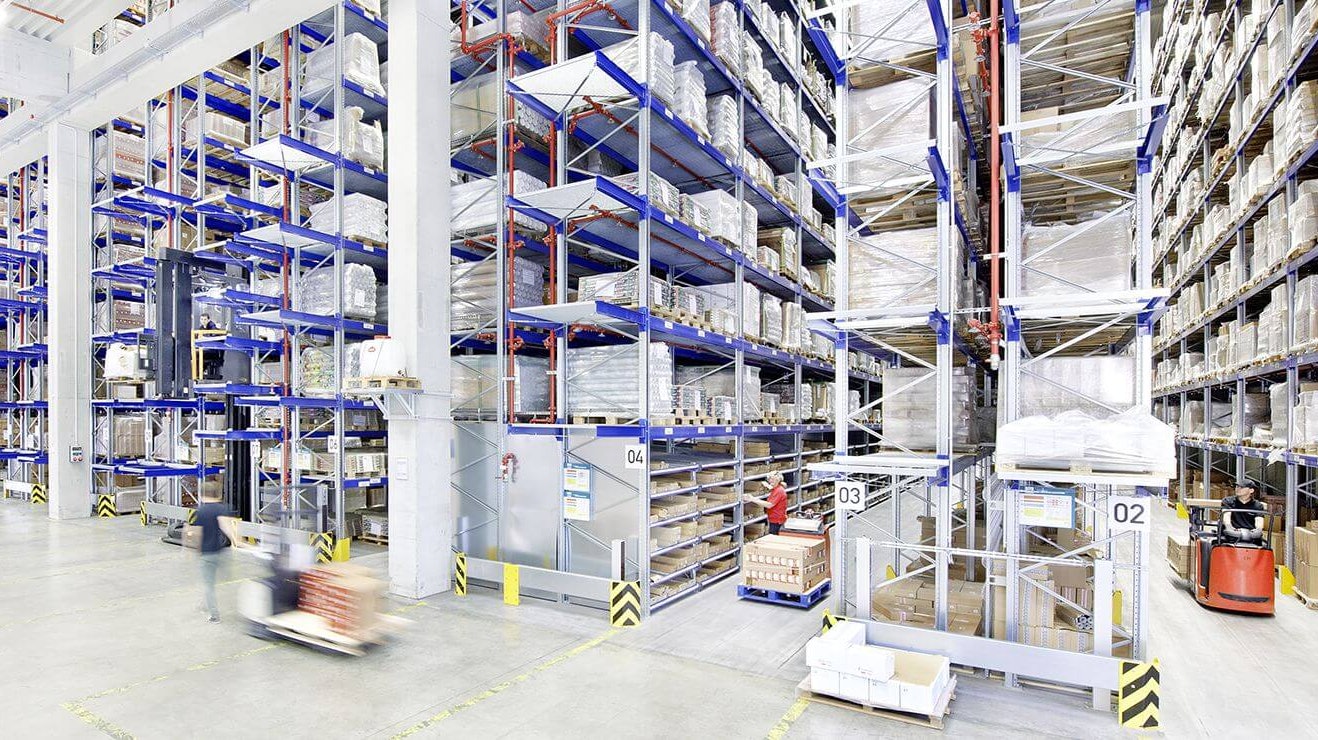 Mehrere Personen bei der Arbeit an Palettenregalen