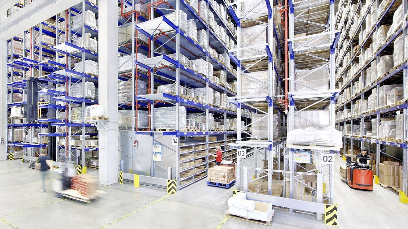 Mehrere Personen bei der Arbeit an Palettenregalen