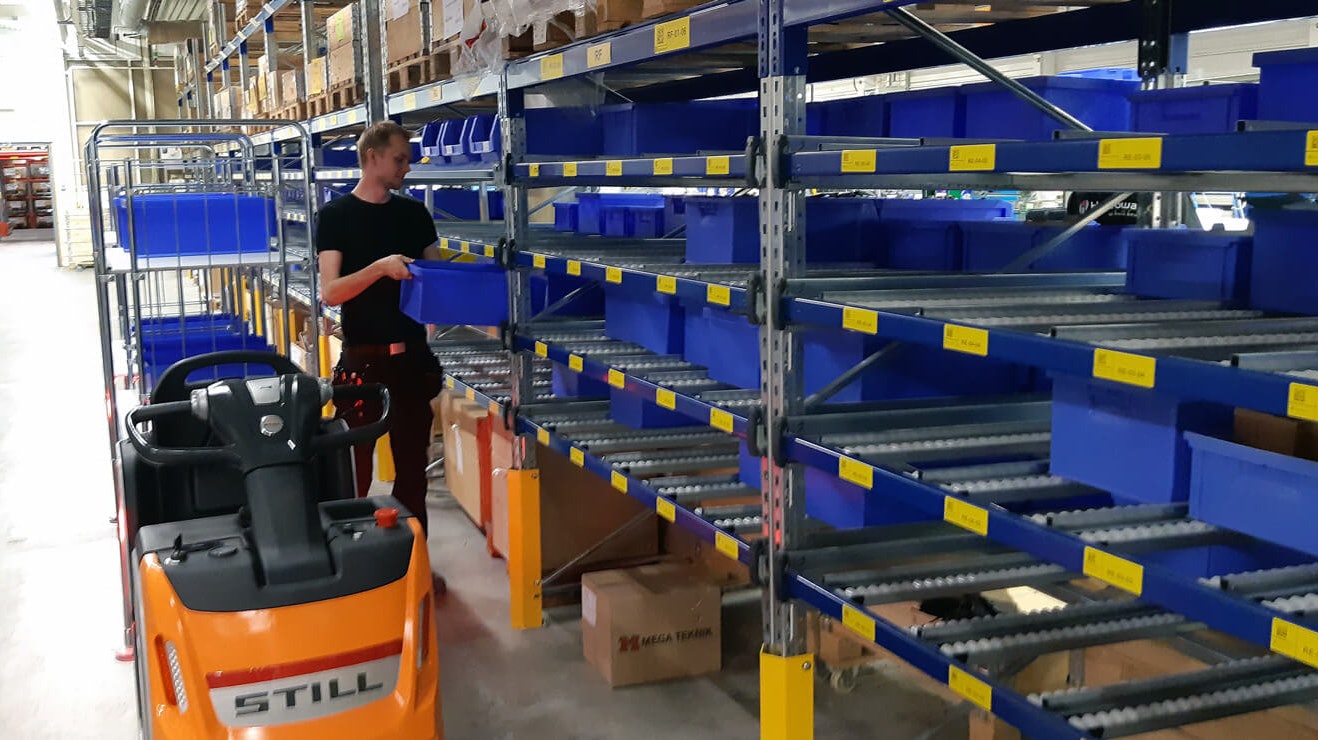 Zwei Mitarbeiter an BITO Durchlaufregalen