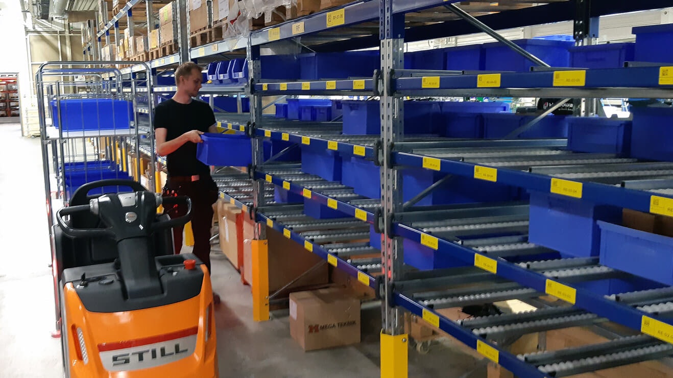 Zwei Mitarbeiter an BITO Durchlaufregalen