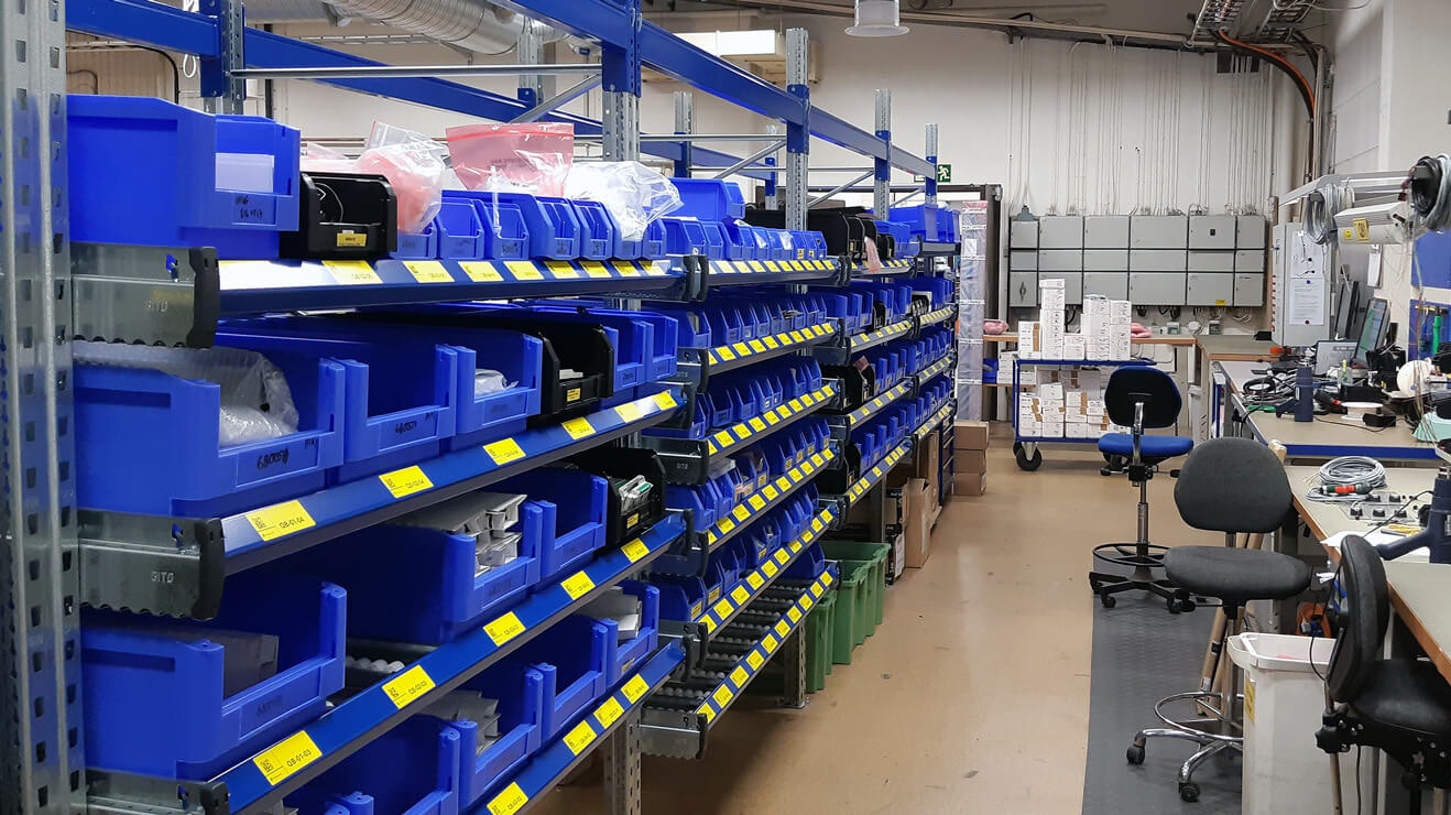 Eine Werkstatt mit BITO Durchlaufregal und BITO Behältern