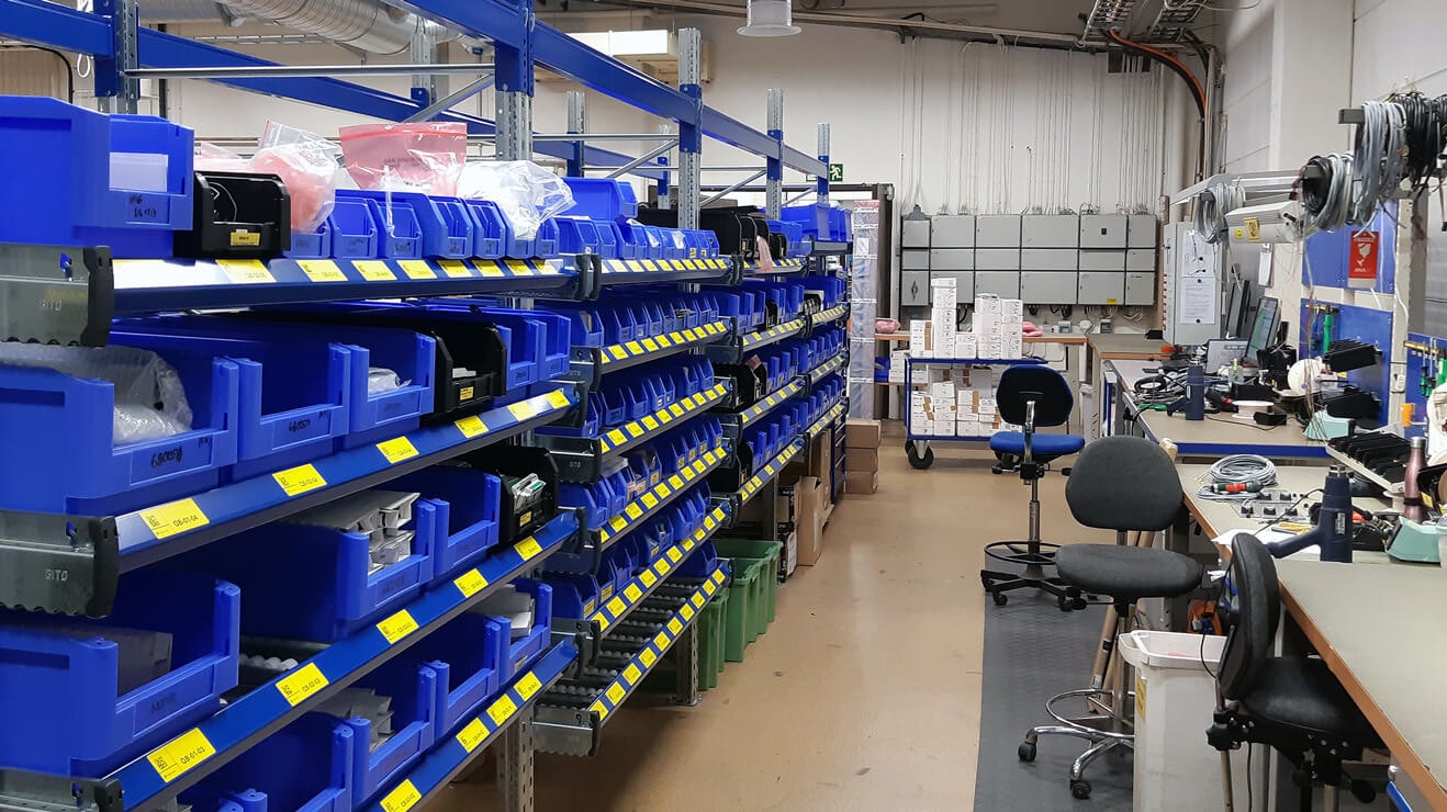 Eine Werkstatt mit BITO Durchlaufregal und BITO Behältern