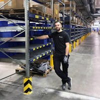 Ein Mitarbeiter an einem BITO Durchlaufregal