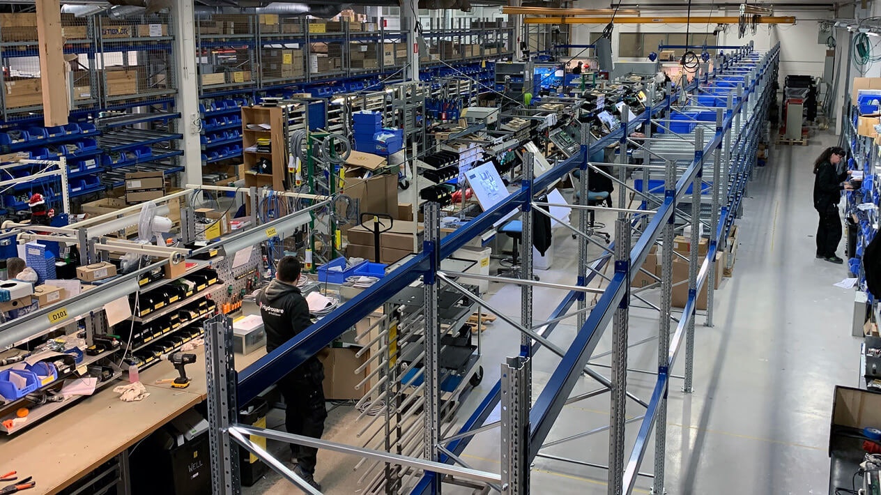 Palettenregale und Durchlaufregale von BITO, in der Mitte eine Werkstatt