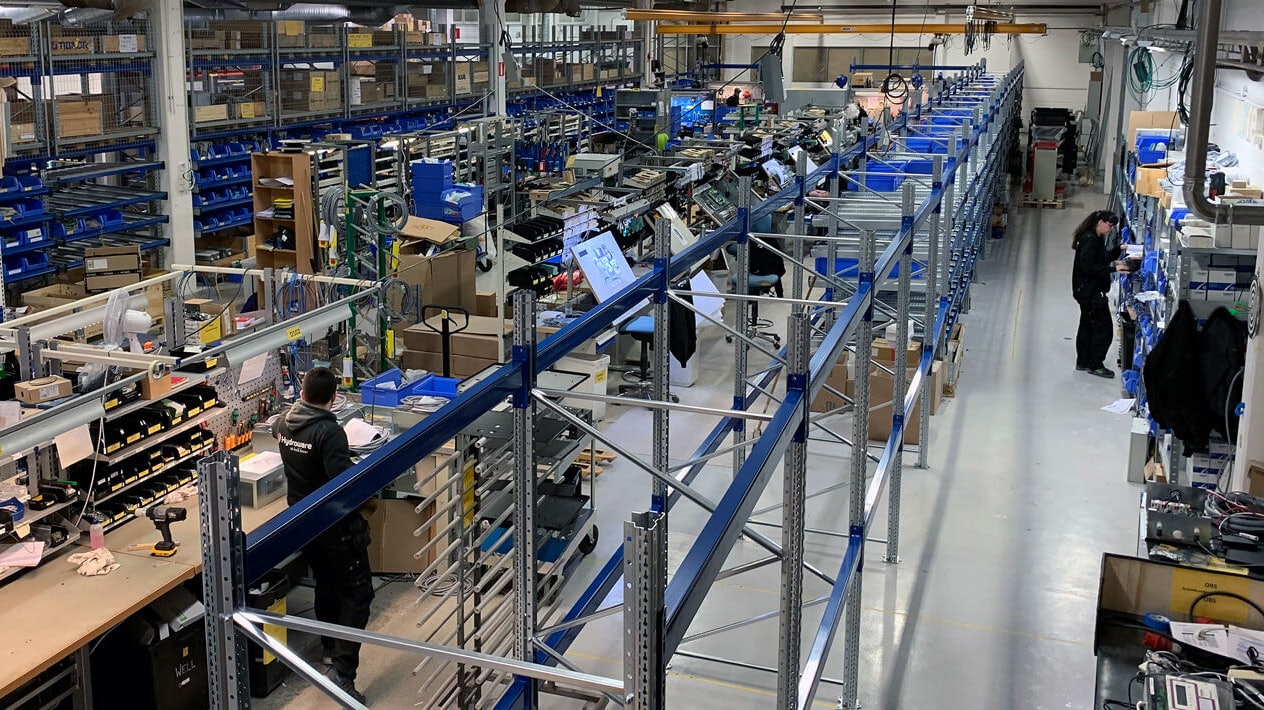 Palettenregale und Durchlaufregale von BITO, in der Mitte eine Werkstatt