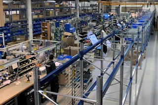 Palettenregale und Durchlaufregale von BITO, in der Mitte eine Werkstatt