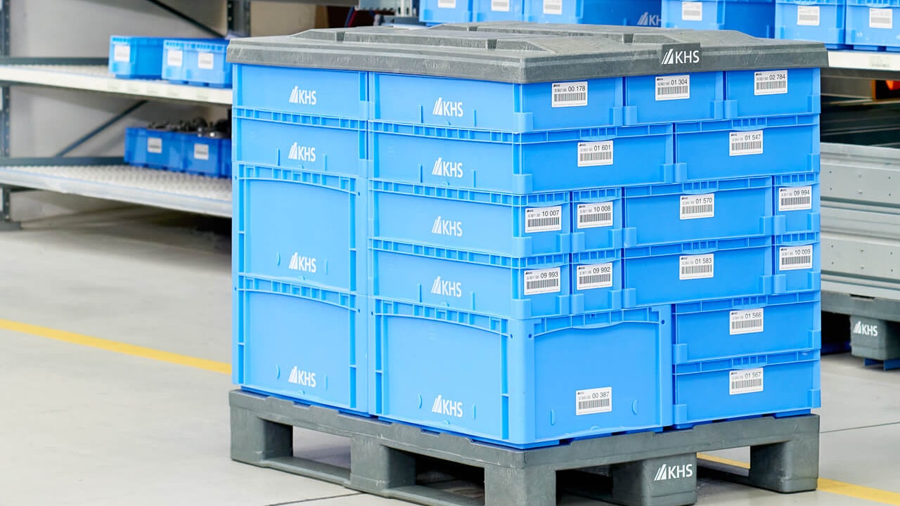 Verschiedene Varianten der BITO Stapelbehälter mit Deckel auf einer Kunststoffpalette