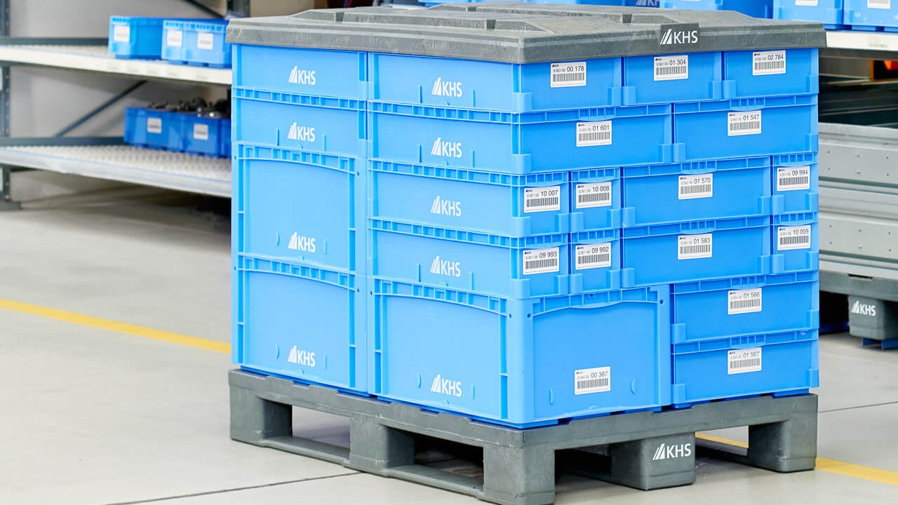 Verschiedene Varianten der BITO Stapelbehälter mit Deckel auf einer Kunststoffpalette