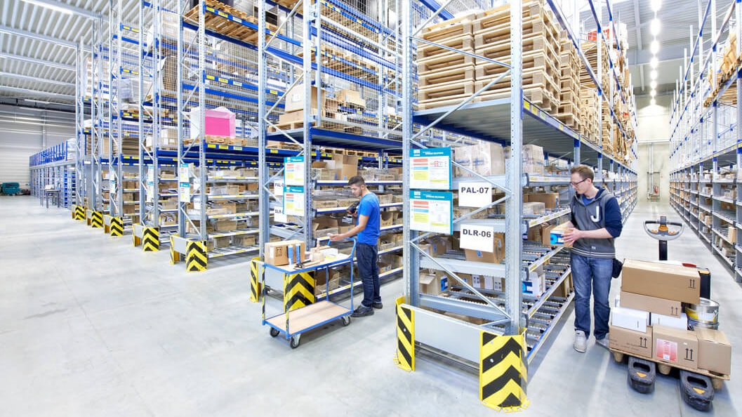 Zwei Mitarbeiter an BITO Durchlauf- und Palettenregalen