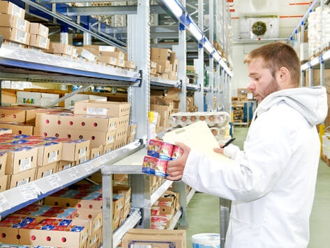 Ein Mitarbeiter entnimmt Ware aus einem BITO Durchlaufregal
