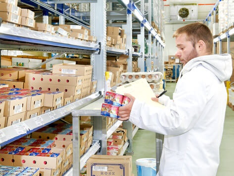 Ein Mitarbeiter entnimmt Ware aus einem BITO Durchlaufregal