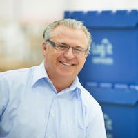 Ein Mann vor BITO Mehrwegbehälter