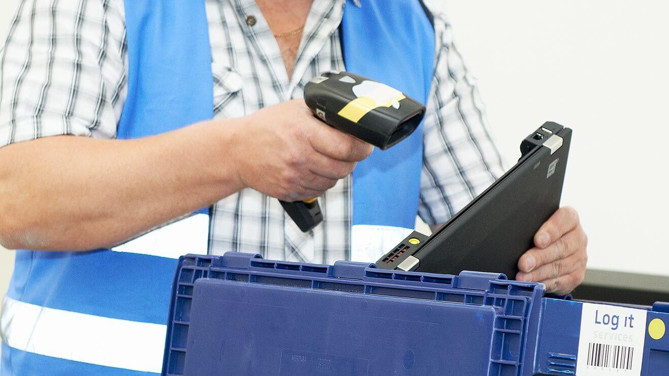 Ein Mitarbeiter Scannt Ware in einem BITO Mehrwegbehälter