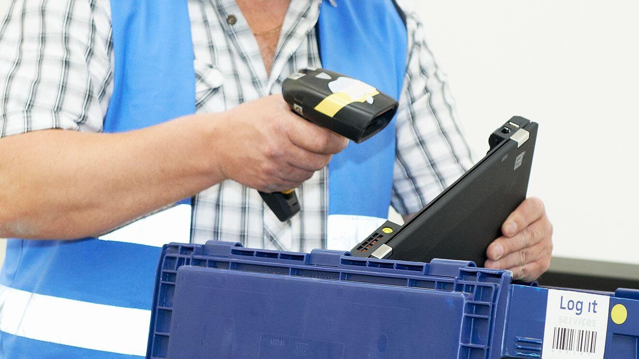 Ein Mitarbeiter Scannt Ware in einem BITO Mehrwegbehälter