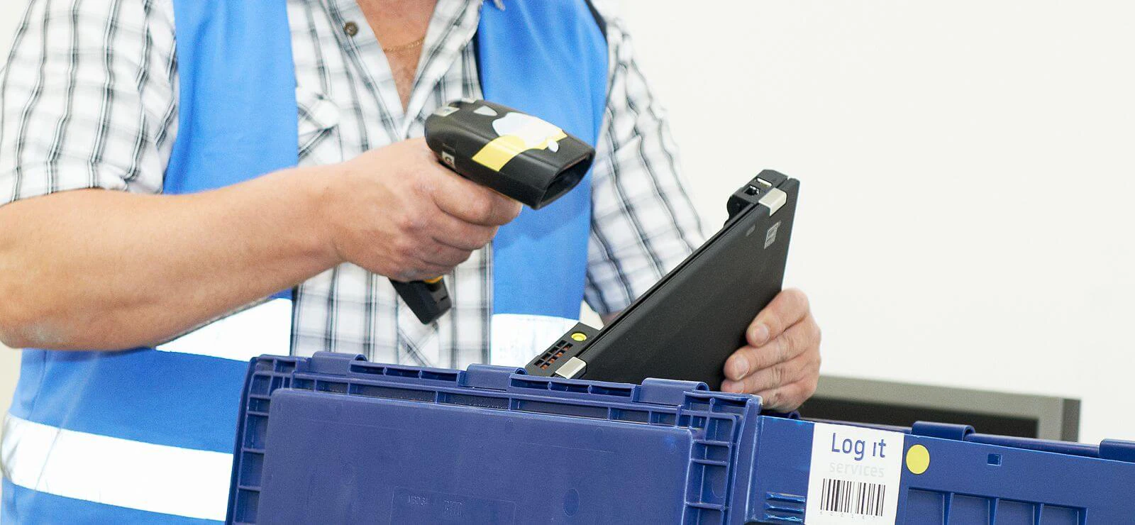 goederen worden gescand en in transportbak gelegd