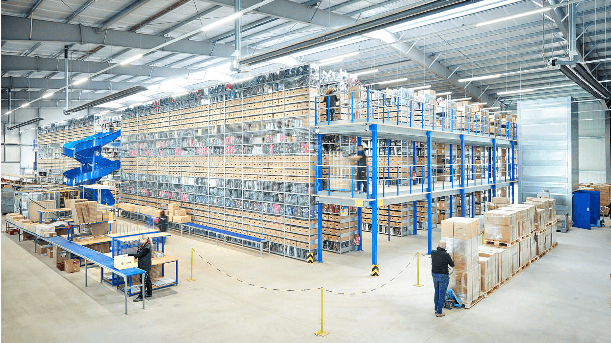 Mehrere Personen bei der Arbeit an einer Mehrgeschossanlage / Fachbodenregal