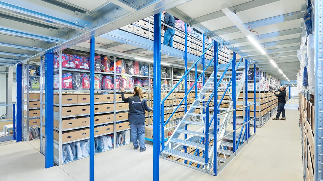 Zwei Personen an einem Fachbodenregal