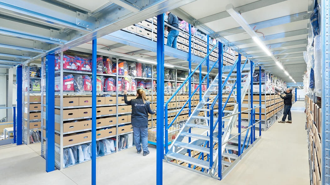 Zwei Personen an einem Fachbodenregal