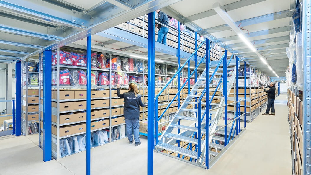 Zwei Personen an einem Fachbodenregal