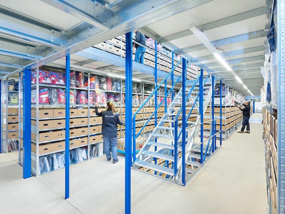 Zwei Personen an einem Fachbodenregal